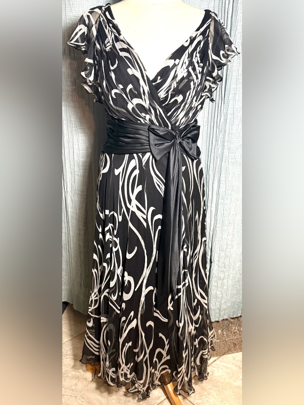 Tadashi Shoji Black and White Whimsical dress with Black Satin Band and Bow